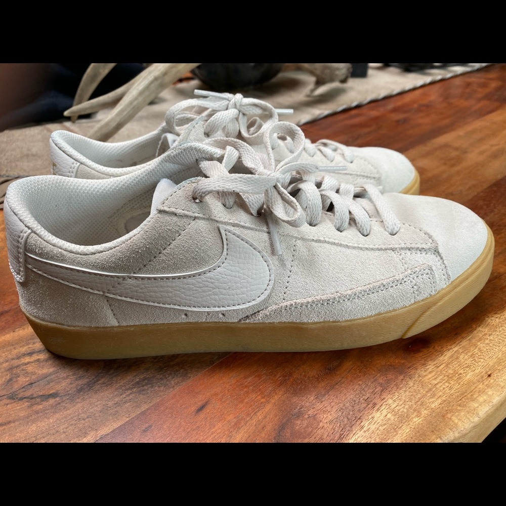 Like new Nike suede retro sneaks
